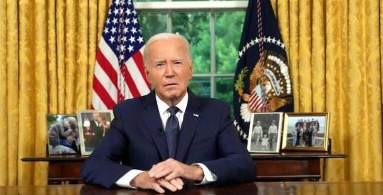 ¡Biden mete la pata otra vez! Llama «el tipo negro» a su secretario de Defensa en una entrevista