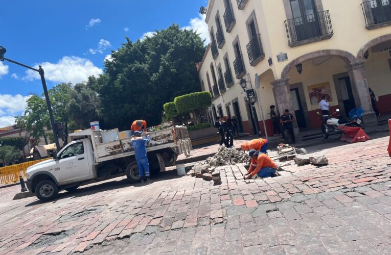 Repara hundimientos en el primer cuadro de la capital de Querétaro