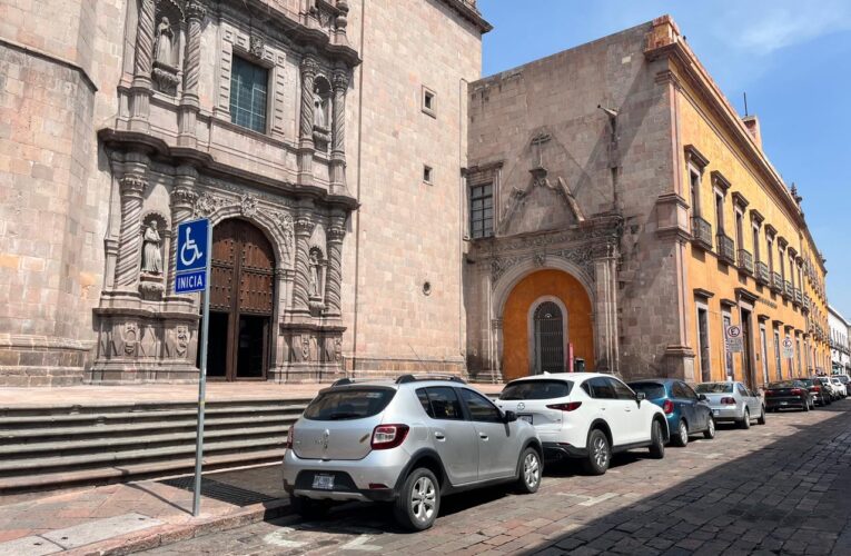 En Querétaro no se respetan lugares de estacionamiento para discpacitados