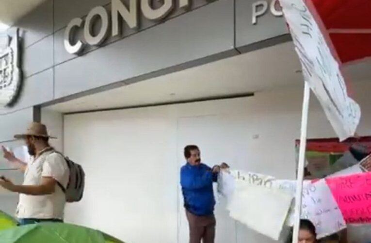 Morenistas en Querétaro bloquean legislatura y se confrontan con empleados