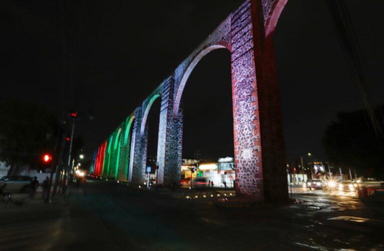 Inaugura Luis Nava iluminación en Los Arcos