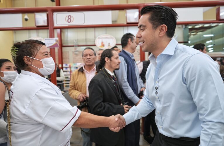 Asiste alcalde a inauguración de tienda Garis