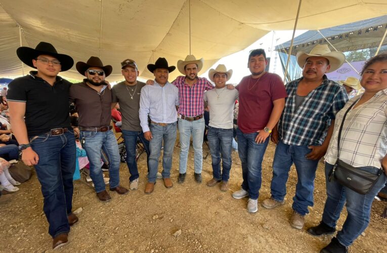 Celebran Día del Paisano en Jalpan de Serra.