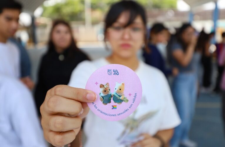 Presentan en Bachilleres UAQ el mural “Tejiendo Cuidados”