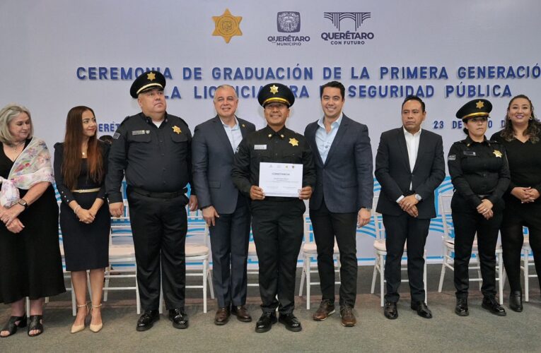 Felifer Macías celebra la graduación de la Primera Generación de la Licenciatura en Seguridad Pública