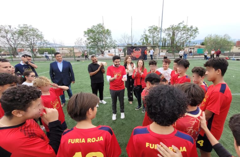 Agustín Dorantes entrega uniformes al equipo Furia Roja que representará a Querétaro en torneo internacional en Colombia