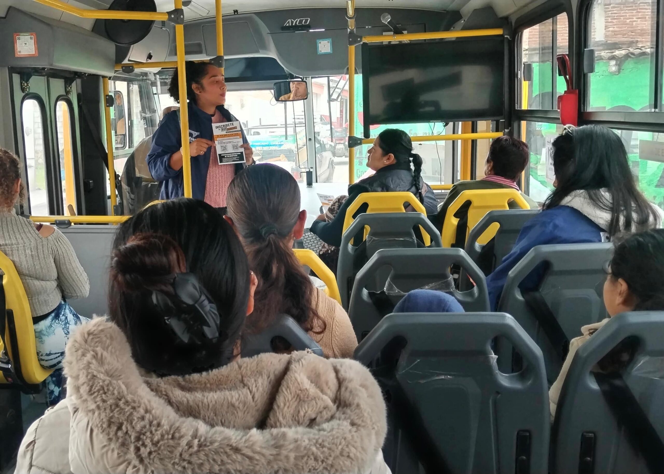 Semov instala módulo e inicia jornadas informativas en Santa Rosa Jáuregui para inscripciones al Bus Comunitario