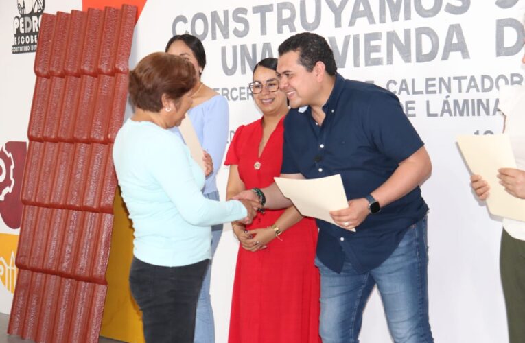 Avanza Pedro Escobedo en apoyo a la economía familiar con entrega de calentadores y láminas subsidiadas