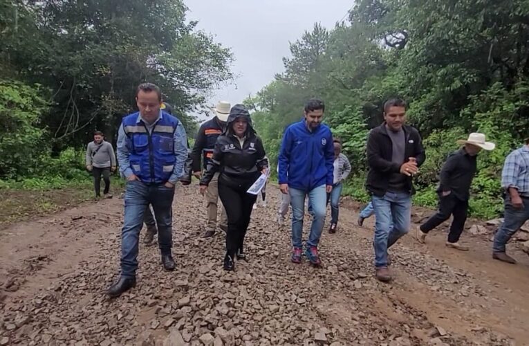 Inician trabajos de mejoramiento en el camino Valle Verde–El Pocito, en Jalpan de Serra
