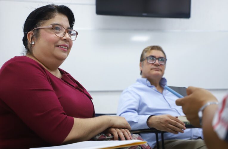 Reconoce Express Publishing a la Facultad de Lenguas y Letras de la UAQ por su excelencia en la enseñanza de idiomas