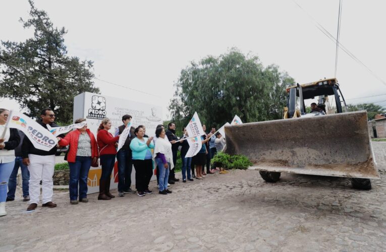 Inicia el presidente municipal de Pedro Escobedo obras de rehabilitación vial, empedrado y reconstrucción de puente