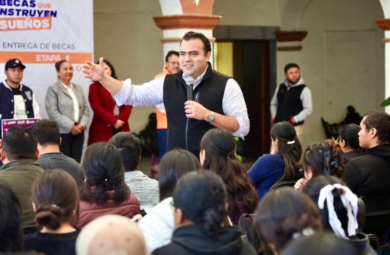 Gaspar Trueba entrega becas a 155 universitarios de Colón y anuncia apoyo para prácticas en Washington