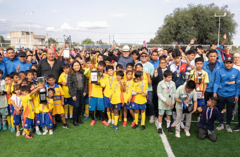 Más de mil jóvenes participan en el Torneo Centro Vive en El MarquésFomentan deporte y prevención de adicciones a través de academias mixtas de fútbol