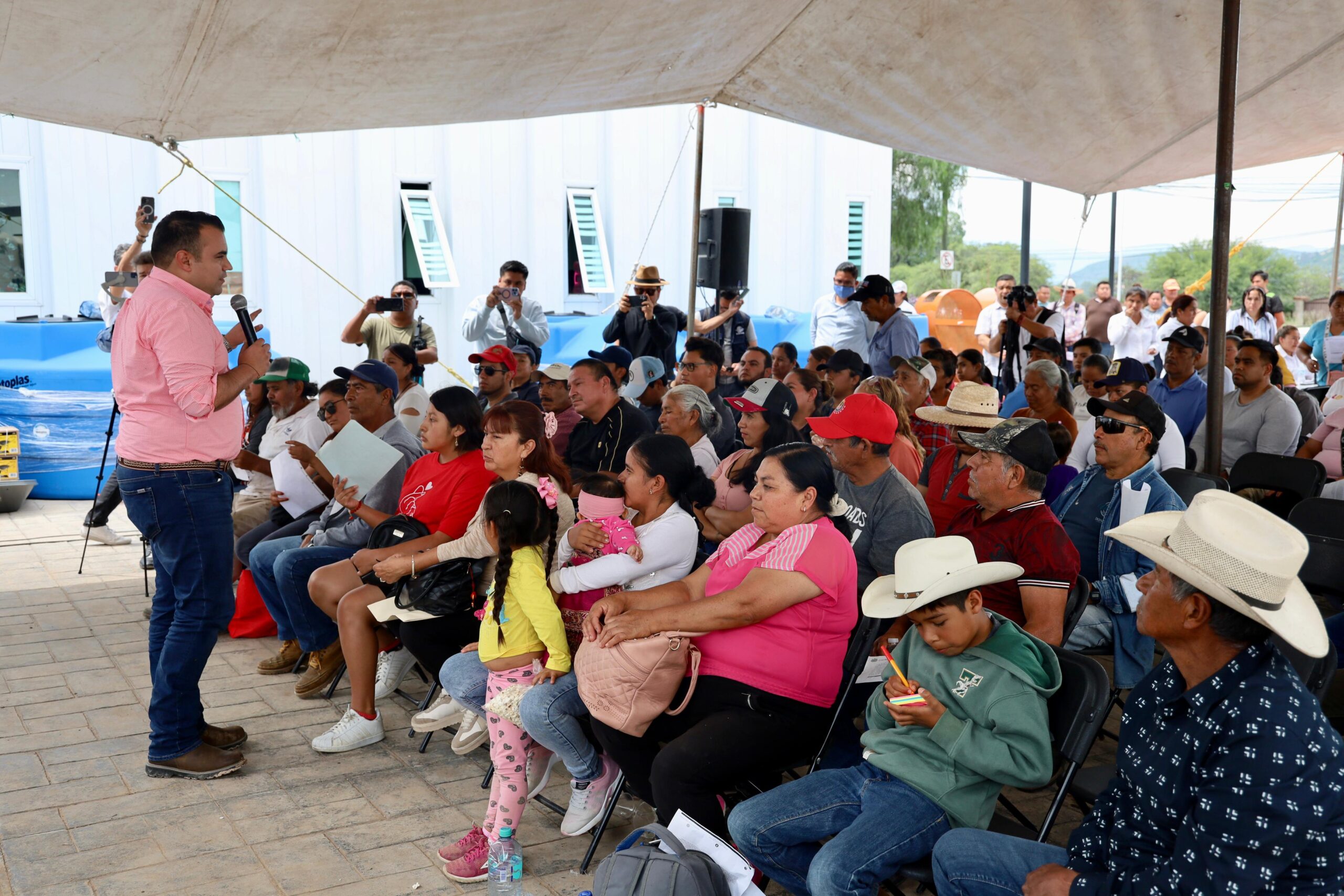 Colón impulsa desarrollo urbano y social con obras de infraestructura y entrega de apoyos a 46 comunidades