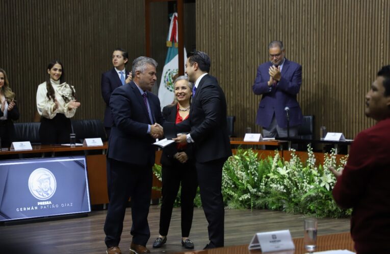 Reconocen a la Facultad de Artes de la UAQ con la presea Germán Patiño Díaz