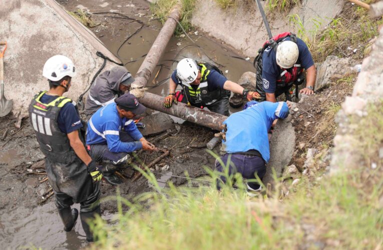 Autoridades municipales llaman a evitar tirar basura en la vía pública, tras taponamiento del dren en Lomas de Balvanera