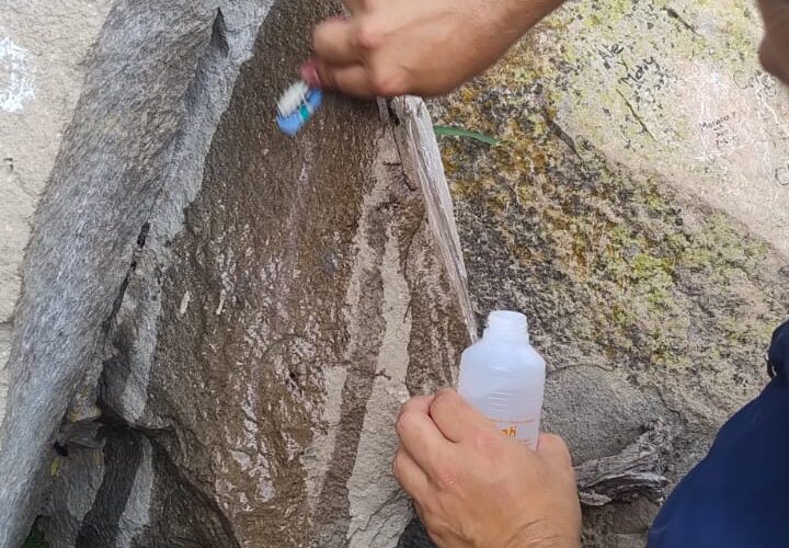 Detienen a turista por dañar la Peña de Bernal con plumón; autoridades actúan de inmediato