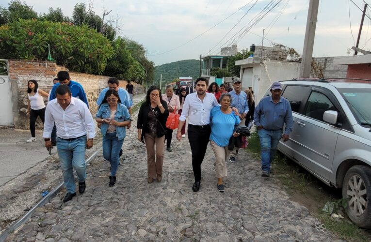 Agustín Dorantes reafirma compromiso con Mompaní recorriendo sus calles
