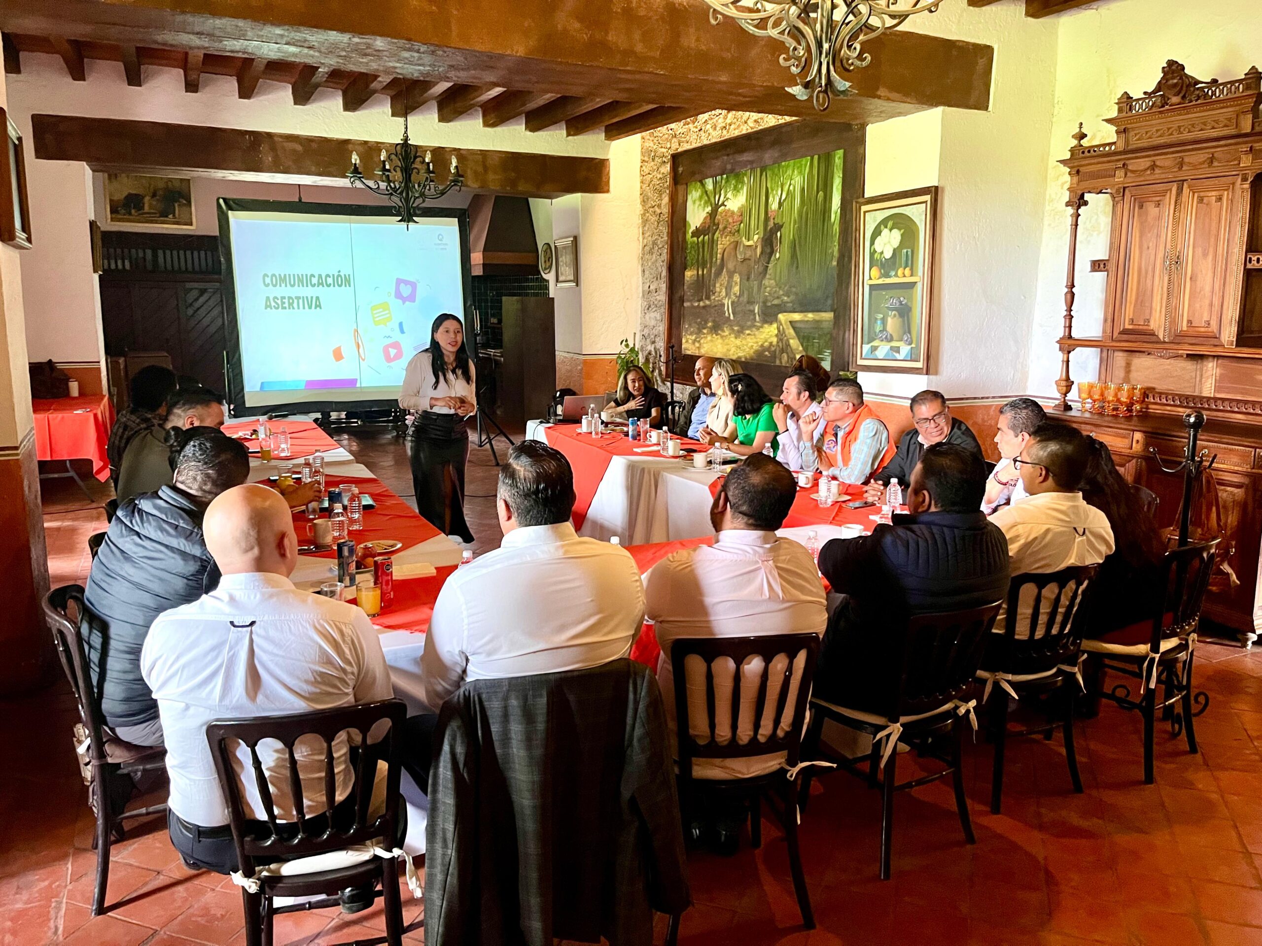 Personal del Municipio de Colón se capacita en Desarrollo Humano para mejorar la atención ciudadana