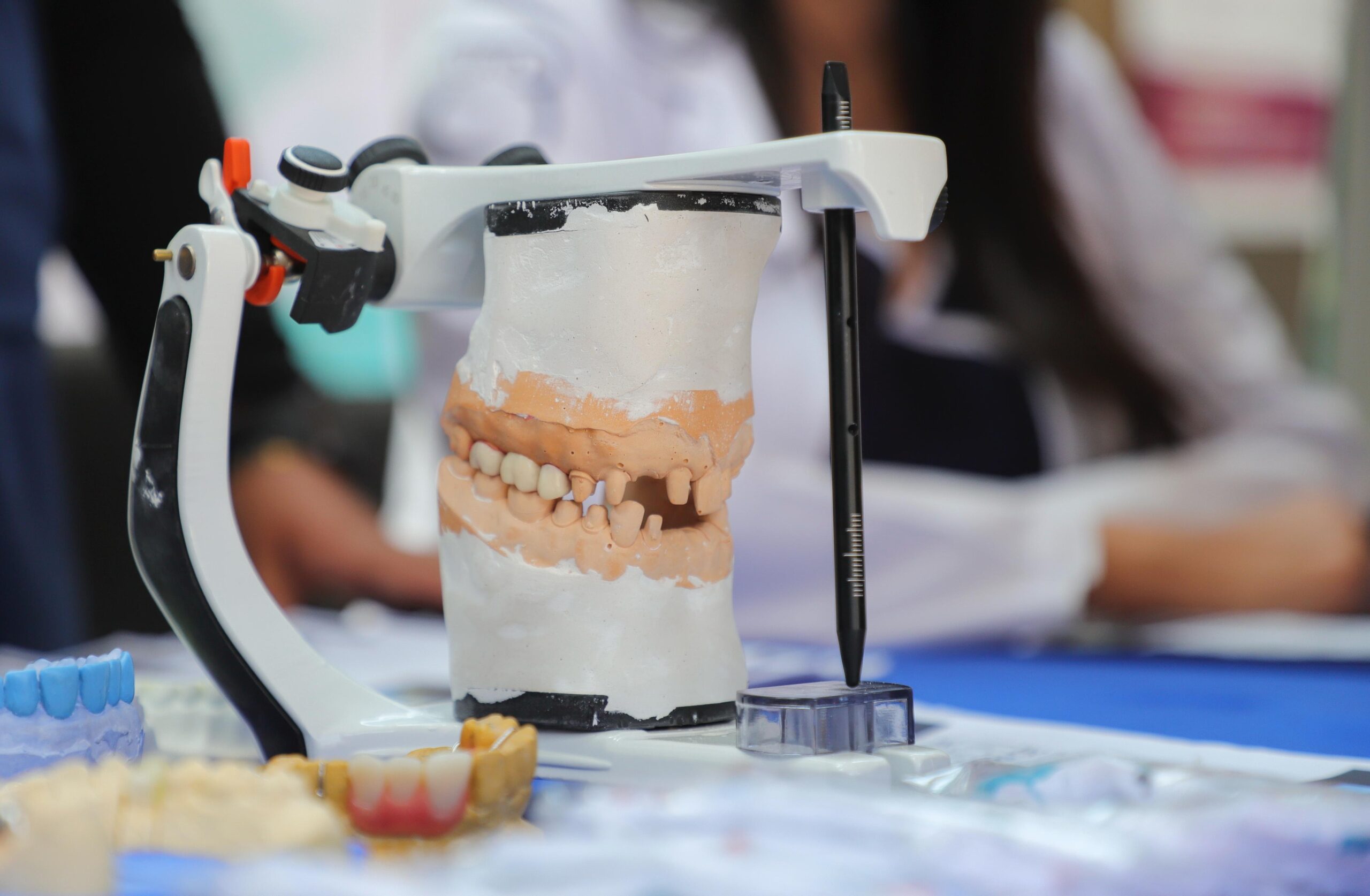 Menopausia incrementa riesgos en salud bucal: advierte experta de Odontología UAQ