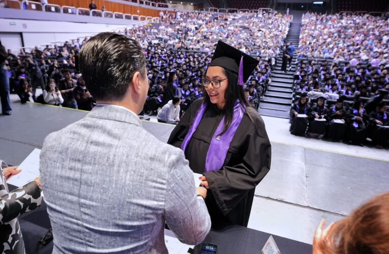 Más de 400 mujeres concluyen sus estudios en la Universidad de las Mujeres en Querétaro
