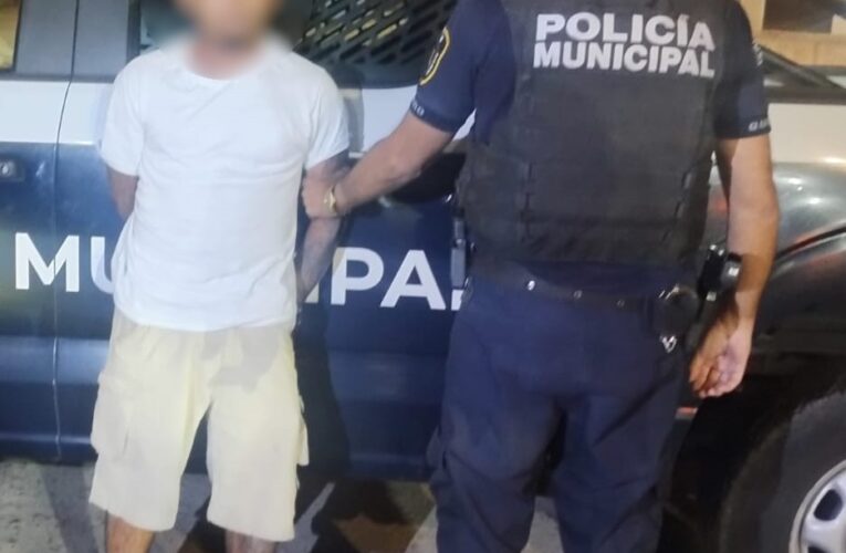 Policías municipales detienen a hombre por robo a casa habitación en Santa Rosa Jáuregui