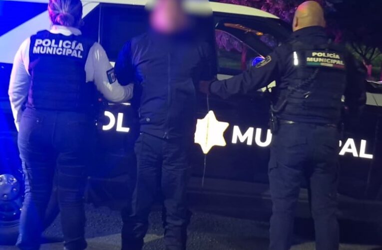 Policías de la SSPMQ detienen a masculino por robo de vehículo de carga