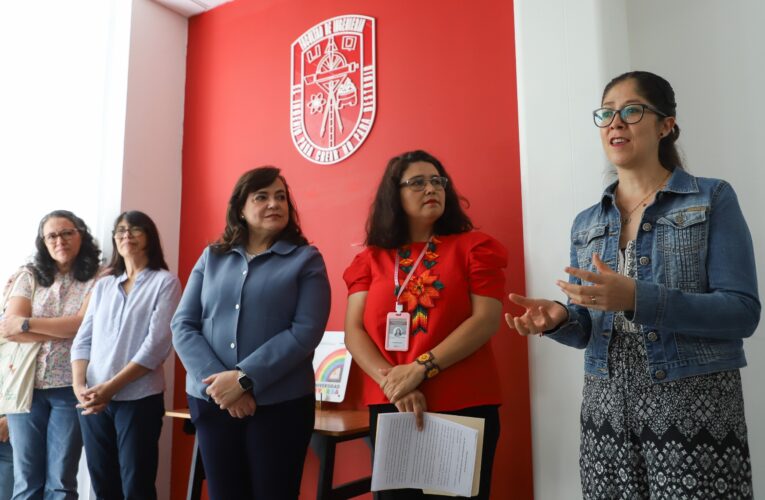 Devela Ingeniería UAQ la placa “Universidad Diversa”