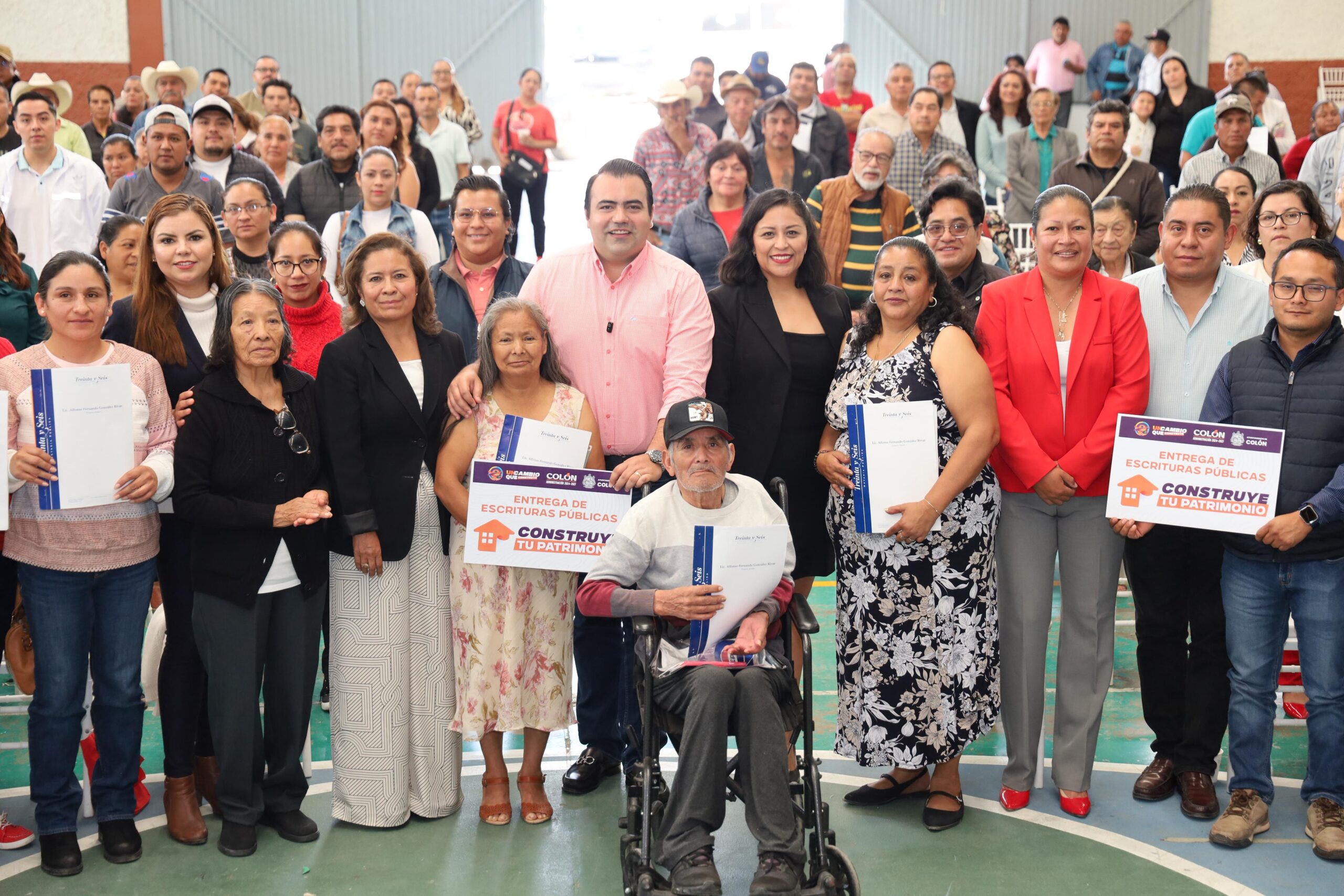 Entrega de escrituras públicas a 174 familias de Colón