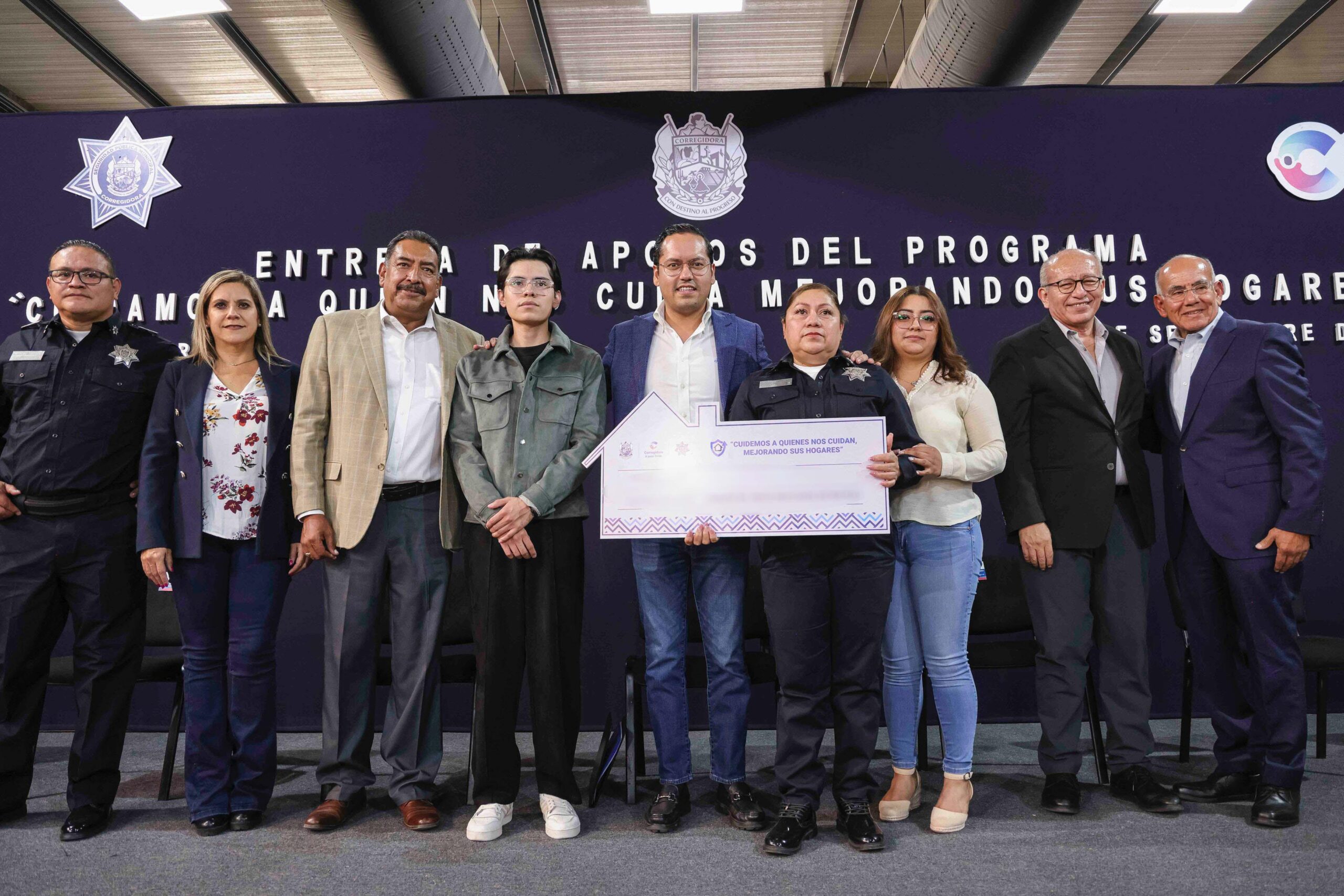 Chepe Guerrero entrega apoyos para vivienda de policías en Corregidora