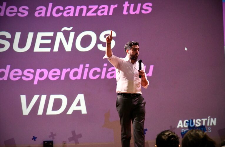 Agustín Dorantes invita a jóvenes de la UNITEQ a ser protagonistas del futuro de Querétaro