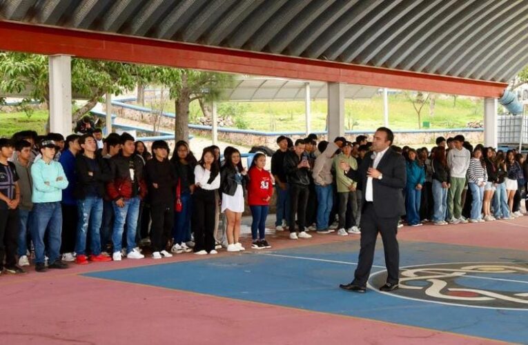 Lleva Gaspar Trueba el Lunes Cívico a la UAQ Colón