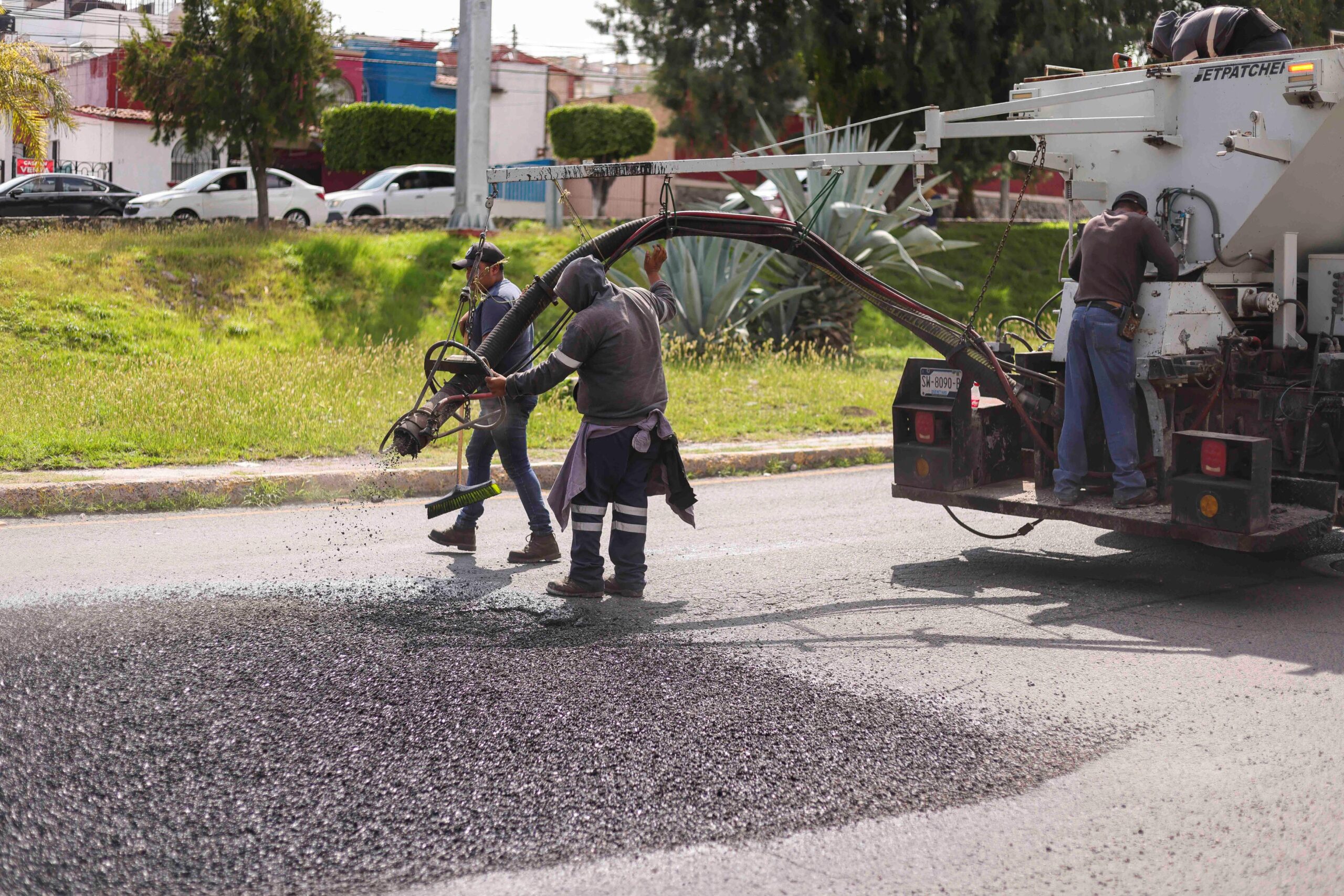 Refuerzan brigadas antibaches en Corregidora; intervienen Avenida Candiles y otras vialidades