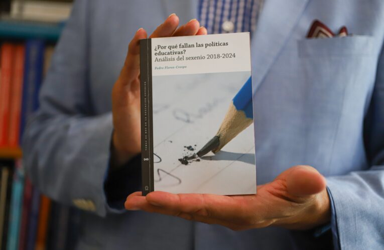 Presenta investigador de la UAQ libro crítico sobre la política educativa del sexenio 2018-2024