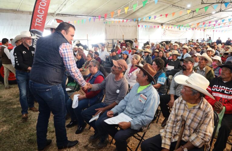 Colón fortalece al campo con entrega de semilla forrajera a pequeños ganaderos