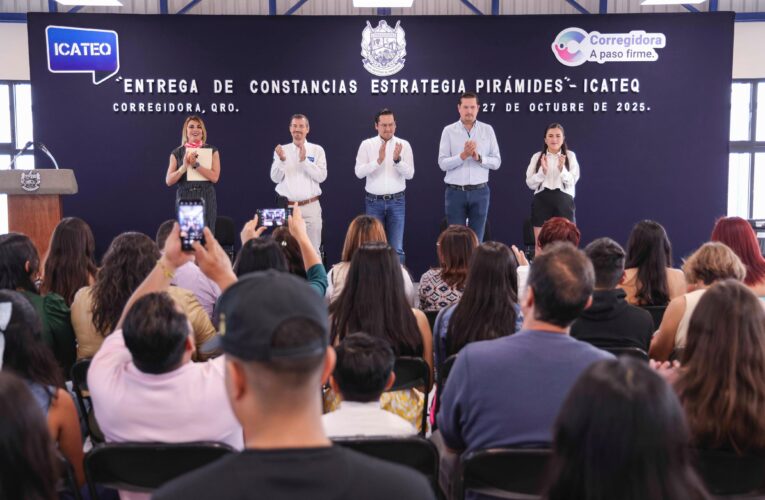 Entregan constancias a ciudadanos capacitados por el ICATEQ en Corregidora