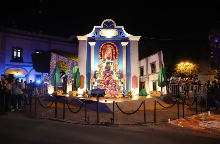 Rinden homenaje en Plaza de Armas al Dr. Octavio Mondragón, fundador de la UAQ e impulsor de la educación en Querétaro
