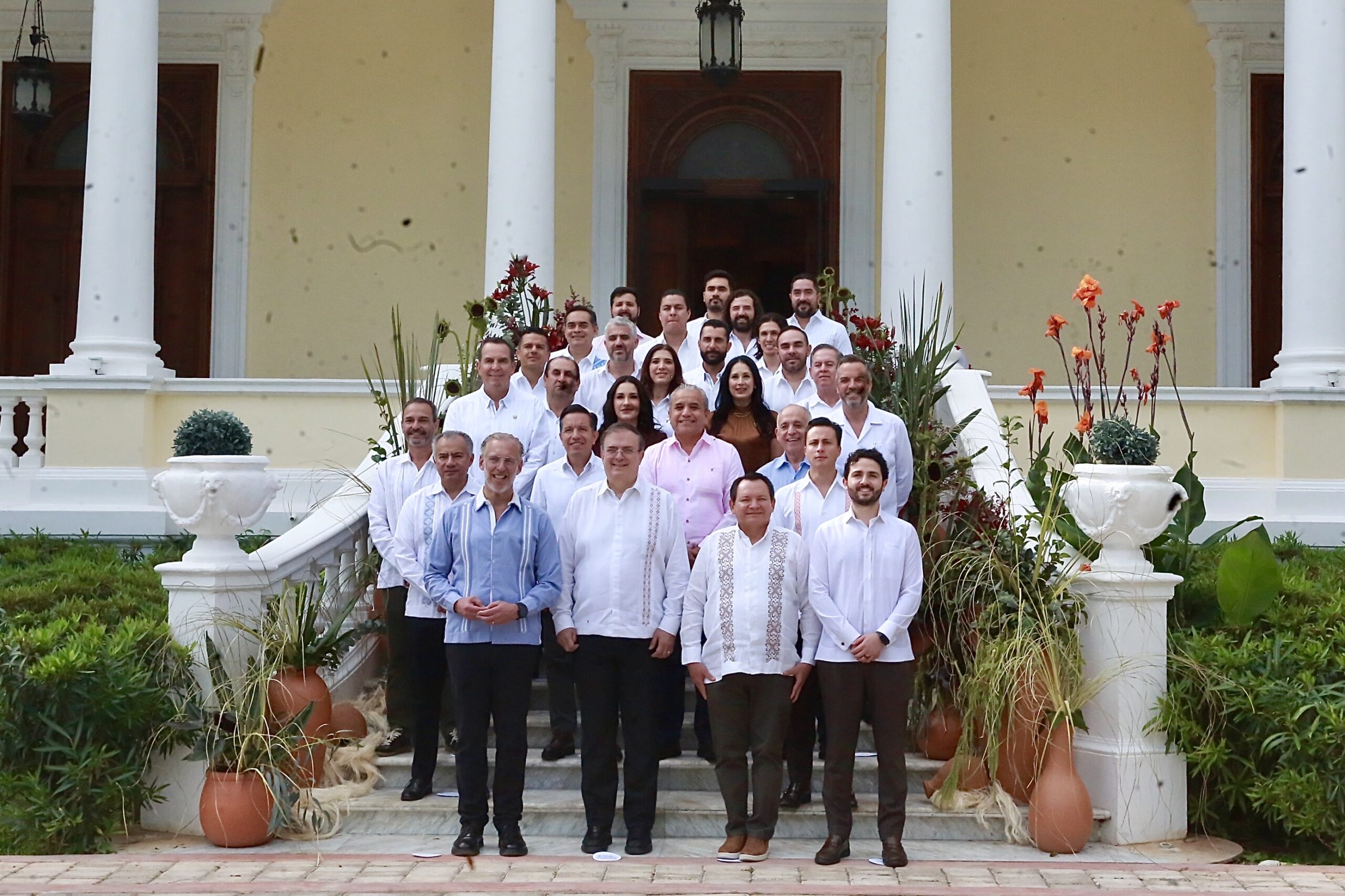 Secretarios de Desarrollo Económico sostienen reunión de trabajo con Marcelo Ebrard en Mérida