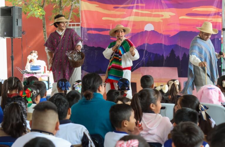 SEDEQ lleva pastorelas navideñas a escuelas del estado para promover arte y tradición