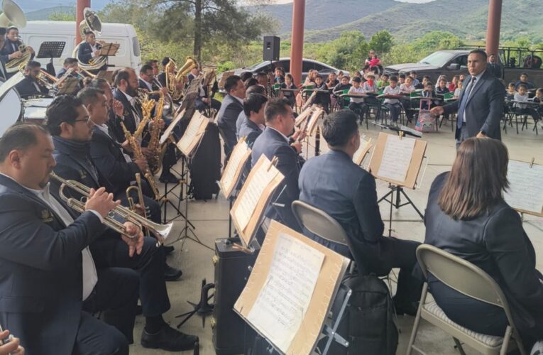 Conciertos didácticos de la Banda de Música del Estado acercan el arte a estudiantes de la Sierra Gorda