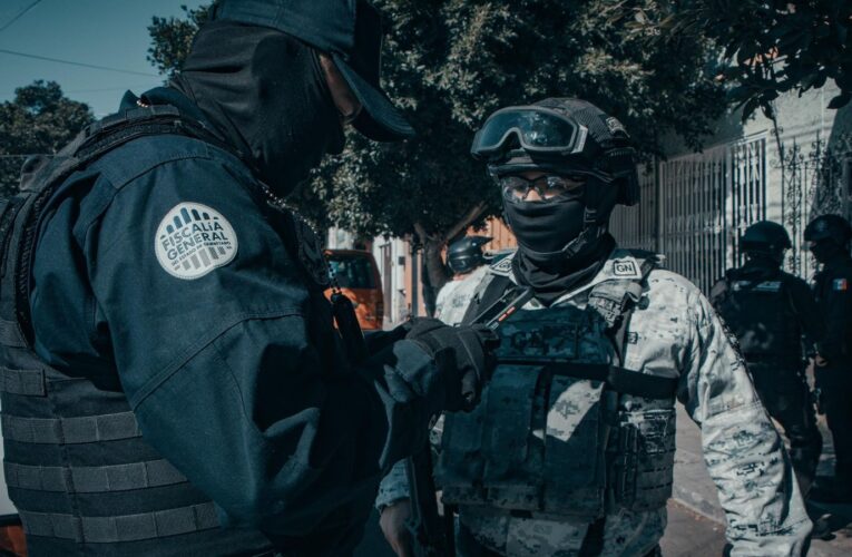 Sinergia realiza cateos simultáneos y ejecuta dos órdenes de aprehensión por robo