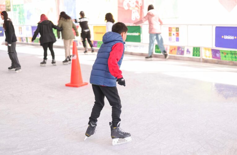 Pista de hielo en Plaza Gran Cué reúne a miles de familias durante la temporada decembrina en Corregidora