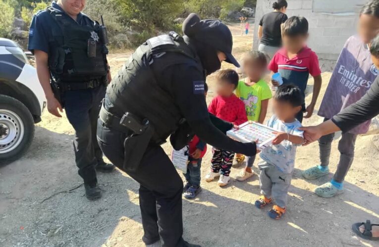 Policías de Colón se suman a los Reyes Magos para llevar alegría a niñas y niños del municipio