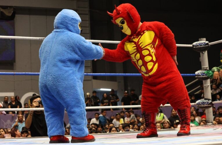 Celebra INDEREQ el Día de Reyes con función de lucha libre y aforo histórico en el Auditorio Arteaga