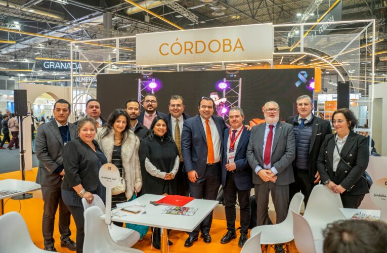 Firma Gaspar Trueba acuerdo de colaboración entre Colón y la Cofradía de Córdoba para impulsar el turismo religioso