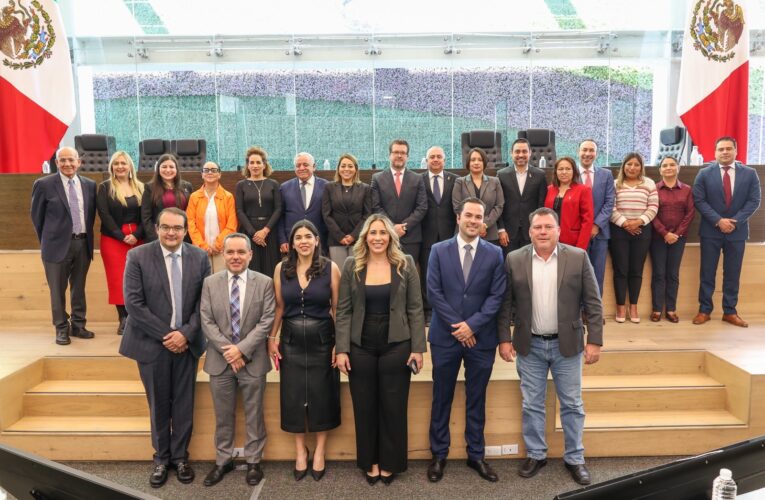 Develan letras doradas por el Bicentenario de la Constitución queretana de 1825 en el Congreso del Estado