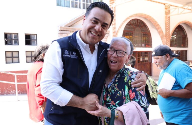 Luis Nava lleva apoyos alimentarios a Corregidora