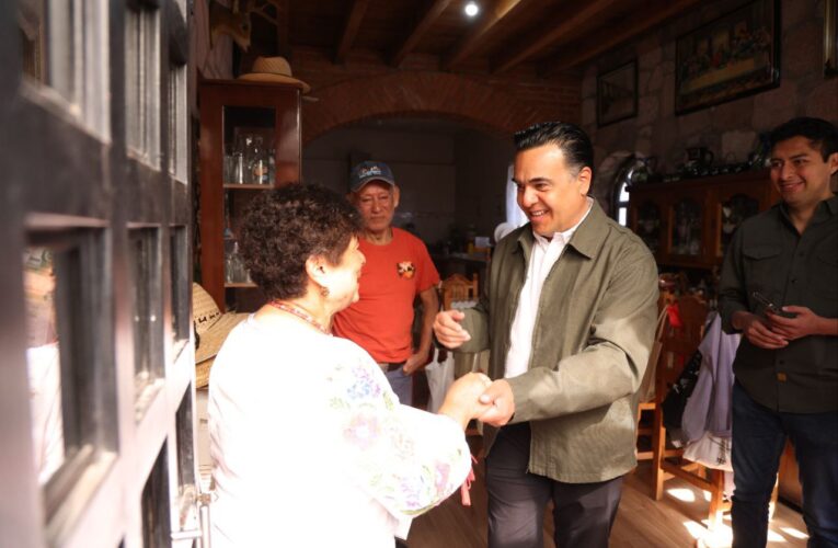 Luis Nava supervisa apoyos alimentarios en La Cañada y escucha a las familias