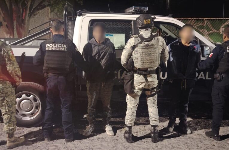 Aseguran a dos sujetos por robo de motocicleta en Real de España; portaban arma hechiza