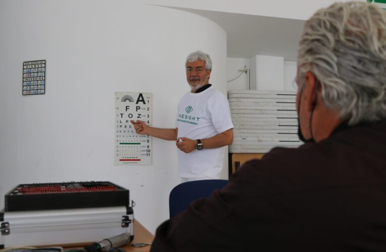Atienden Jornada de Salud Visual a 500 personas gracias a colaboración entre FEUQ e instituciones de optometría